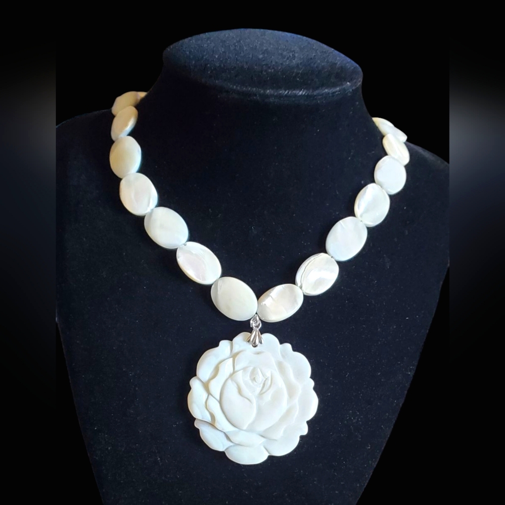Vtg. RARE Genuine Carved MOP Necklace
